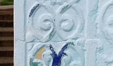 Житель Железноводска под слоем краски на воротах дворца эмира Бухарского обнаружил старинную глазурь